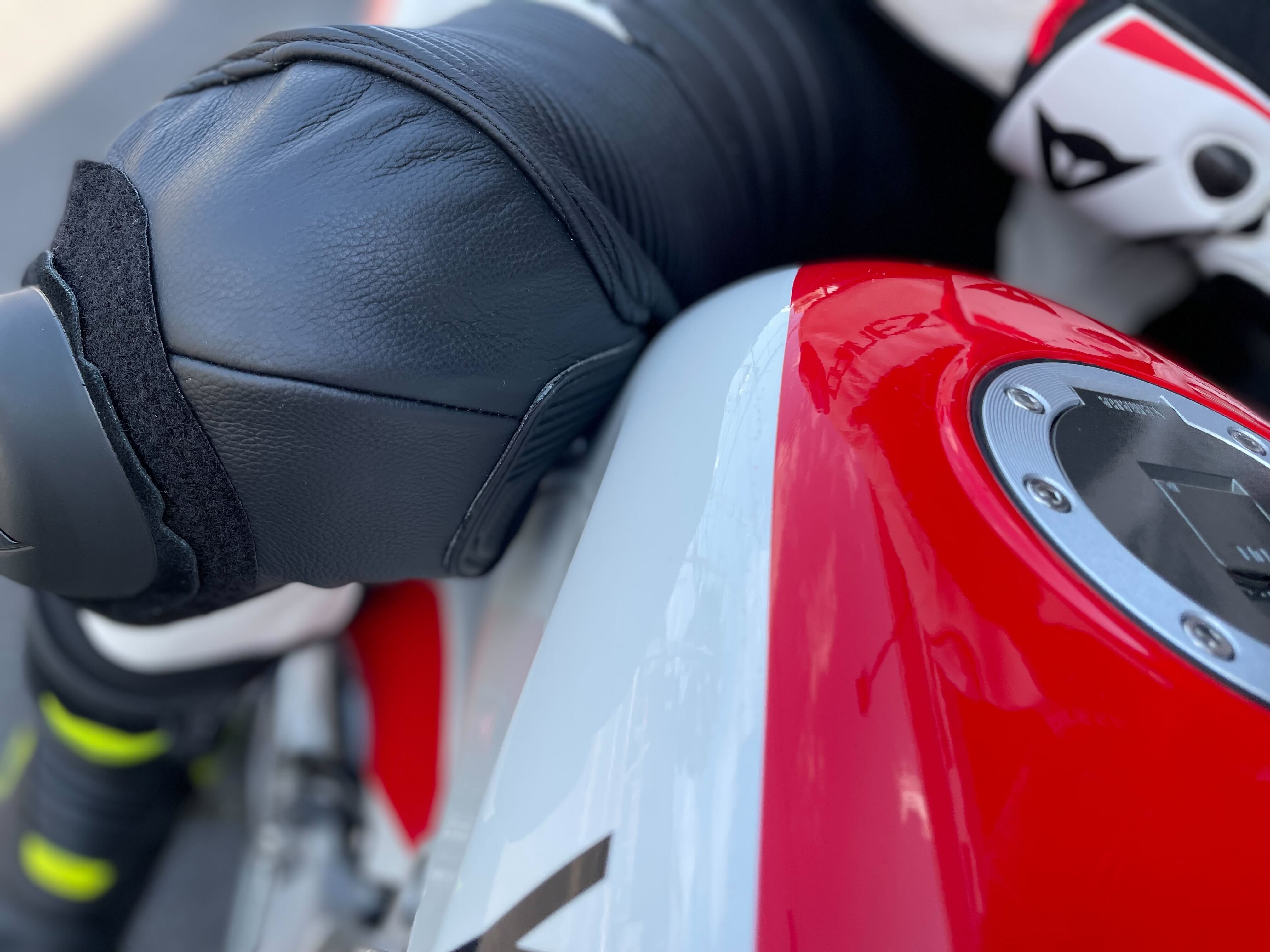 人気レザースーツのフィット感を実際にバイクに跨ってレビュー！